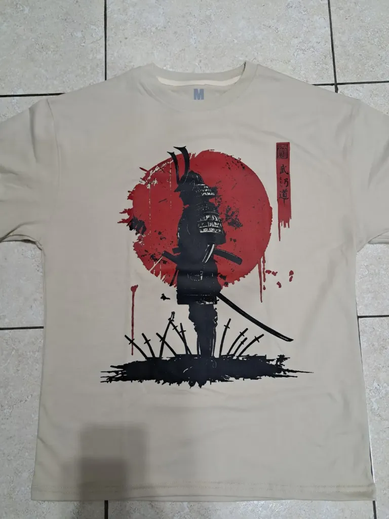 polera samuray parado